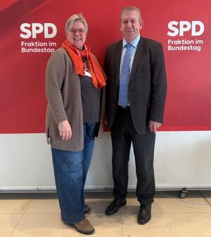 Petra Bierlein, Betriebsratsvorsitzende bei Saludis im Gespräch mit MdB Andreas Schwarz